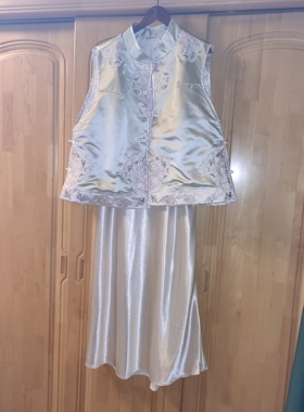 罗绮者新中式淡绿色重工刺绣马甲外套女无袖盘扣马夹白色缎面半裙