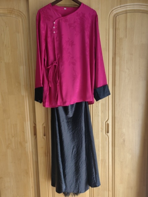 罗绮者新中式斜边小衫玫红色提花上衣秋款衬衫黑色蕾丝边半裙套装