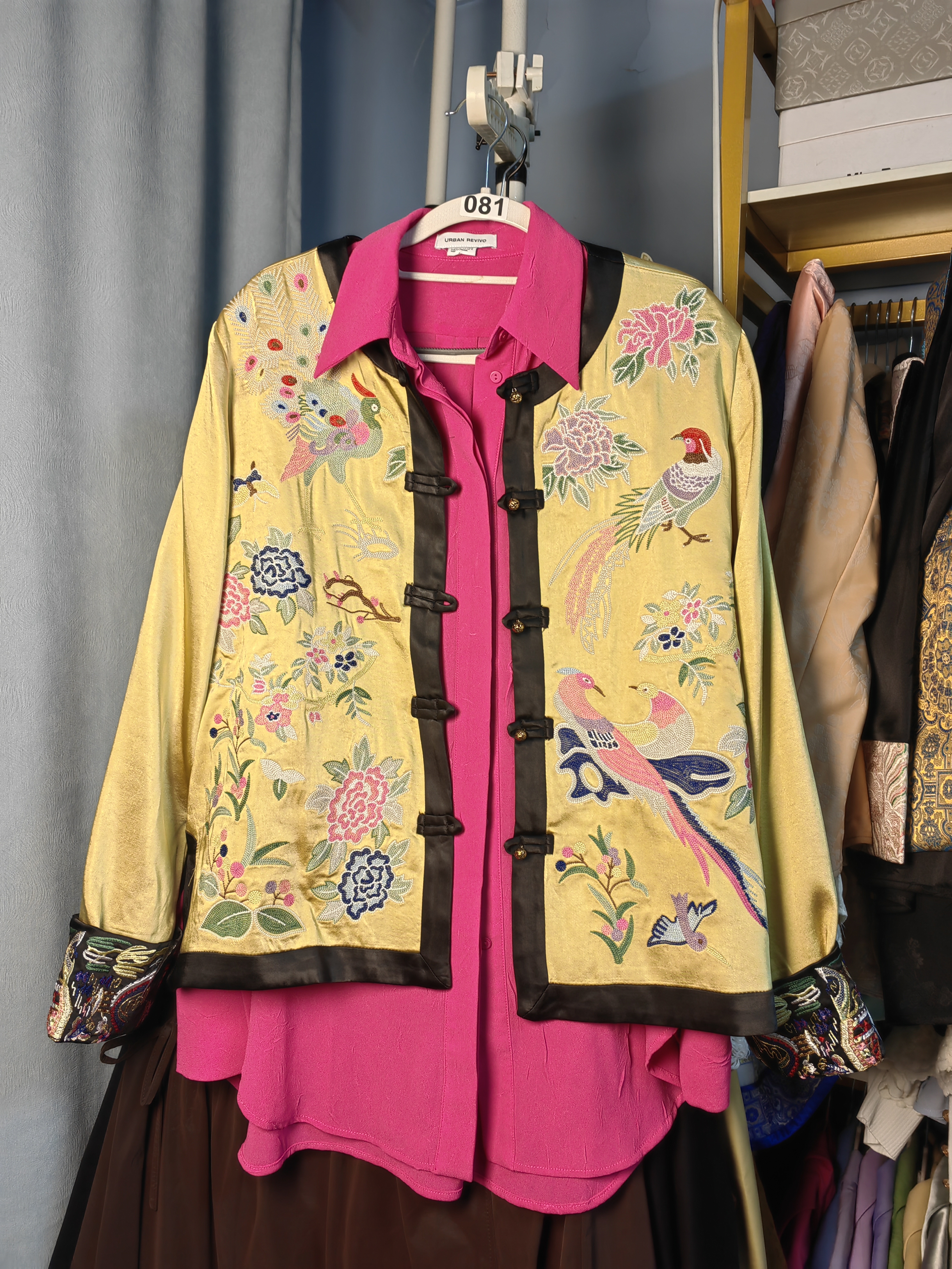 罗绮者81号新中式金色醋酸缎面刺绣外套+玫红色褶皱肌理中长衬衫