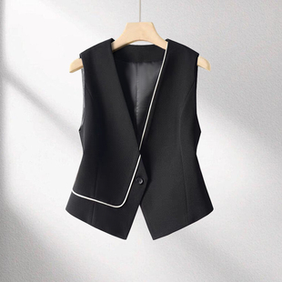 黑色老钱风马甲女高级感穿搭时髦洋气减龄短款叠穿小开衫马夹坎肩
