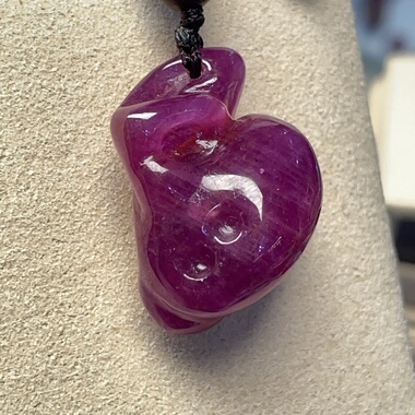 新品上柜天然红宝石随形吊坠玫红紫种水好19.9*27.2*15.3mm68.2ct