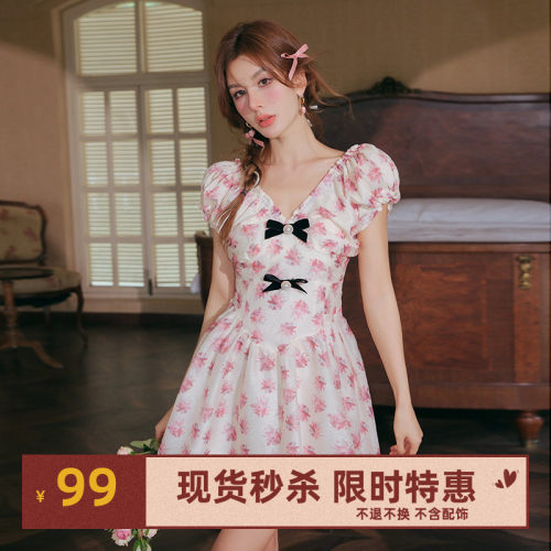 褶皱V领粉色印花连衣裙