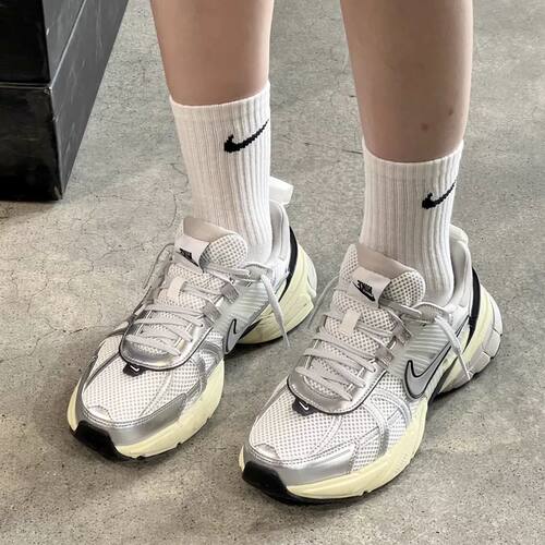 耐克V2KRun复古低帮跑步鞋