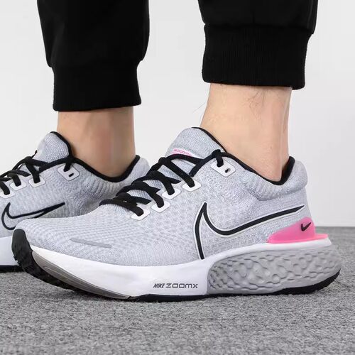 Nike女ZoomXInvincible跑步鞋