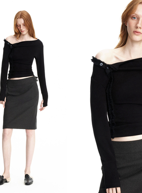 EMPTY PAGE 黑色斜肩修身拼接T恤纽扣修身弹力露肩打底衫