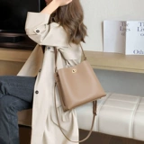 Вместительная и большая сумка через плечо на одно плечо, из натуральной кожи