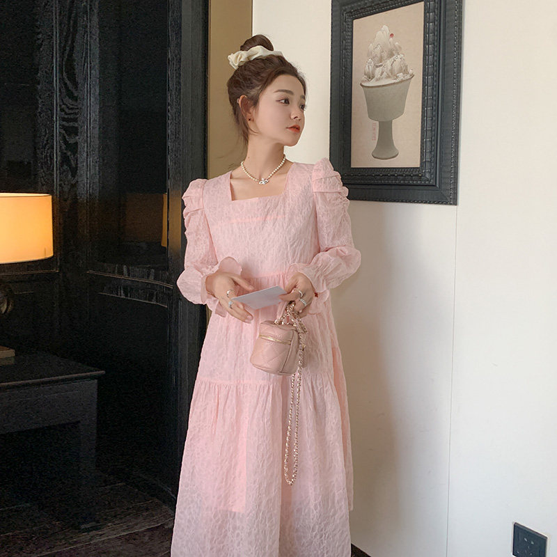 粉色长袖连衣裙女2025春秋新款泡泡纱温柔风方领收腰中长款A字裙，女装连衣裙，素依格格