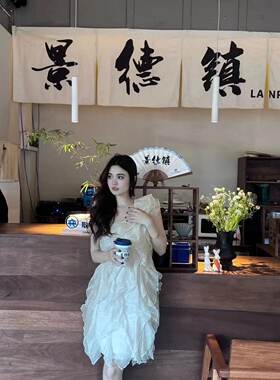 Aiyu轻奢小众新款荷叶边拼接单肩带斜肩修身显瘦短款连衣裙