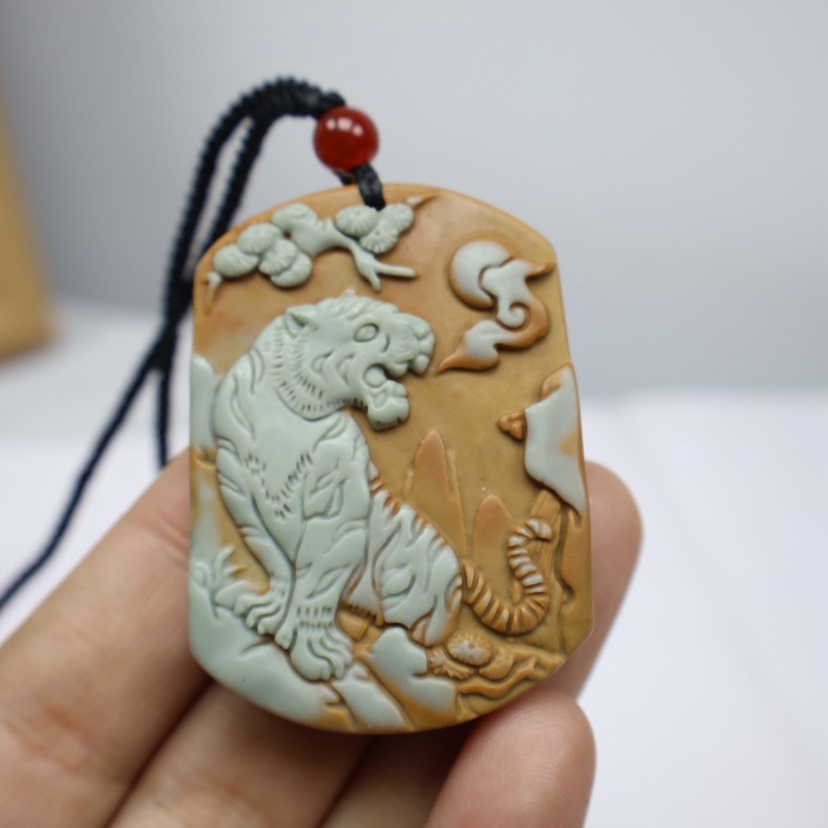 天然泥石俏色巧雕十二生肖老虎挂件牌子男女款