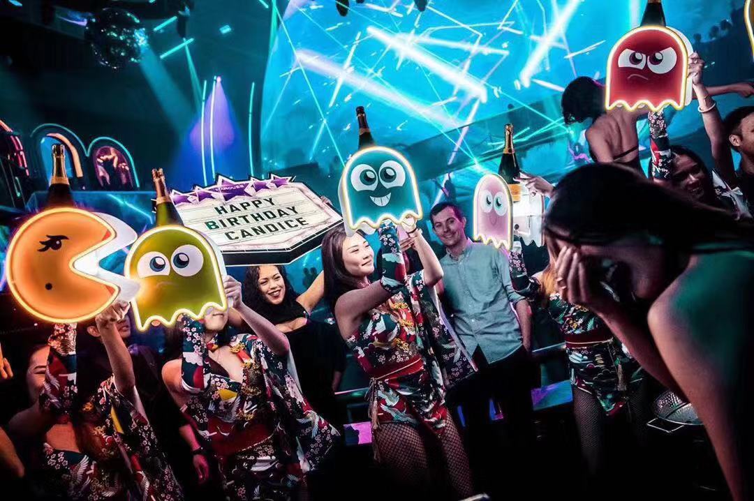 娃娃上酒举牌表情包上酒举牌出酒大龙太空人上酒举牌酒吧定制