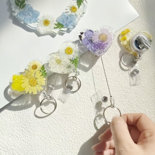 可拉伸滴胶手作真花易拉扣医生护士工作证夹子旋转爱心钥匙扣
