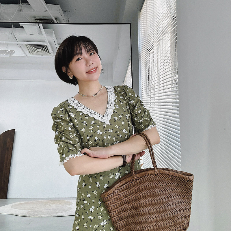 糖皮出品 莉莉安 蕾丝撞色 夏季轻薄人丝 绿色碎花中袖连衣裙