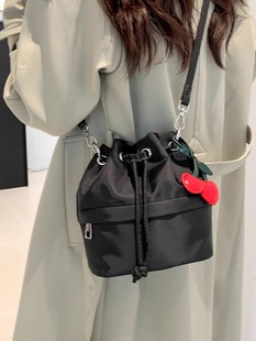 韩国ins迷你水桶包可爱女斜挎包百搭手提包尼龙抽绳水桶包 新款