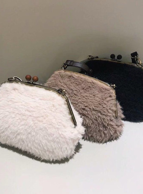 日单纯原SC新款秋冬羊羔毛包包软毛绒口金包夹子包单肩小斜挎包女