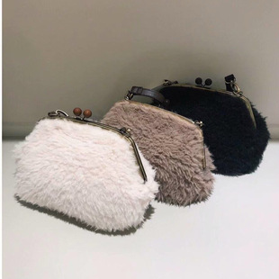 日单纯原SC新款秋冬羊羔毛包包软毛绒口金包夹子包单肩小斜挎包女