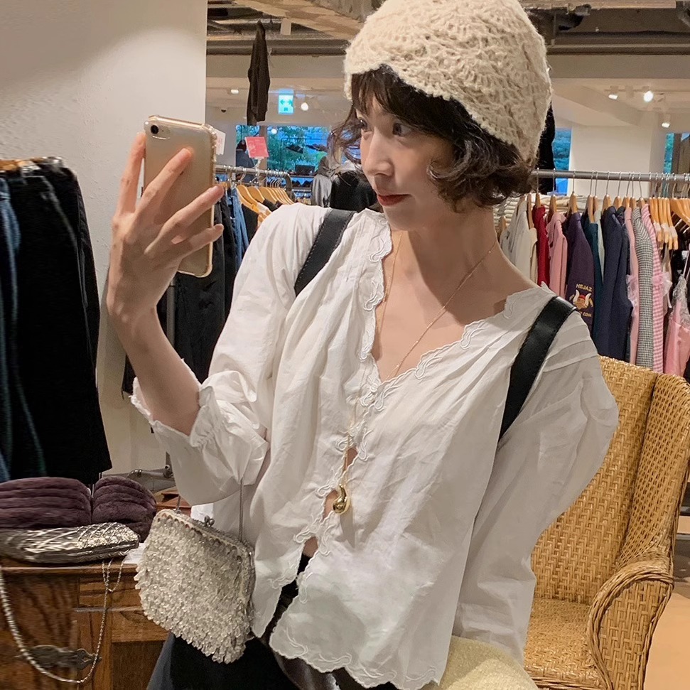 衬衫女韩国东大门设计师春季新款法式系带刺绣荷叶边打底上衣