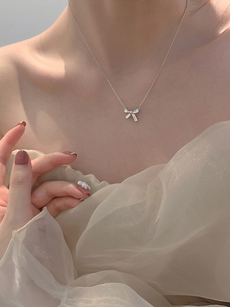 일본과 한국의 심플한  보우 목걸이 여성의 가벼운 럭셔리 틈새 디자인 하이 엔드 다목적 인터넷 연예인 기질 쇄골 체인