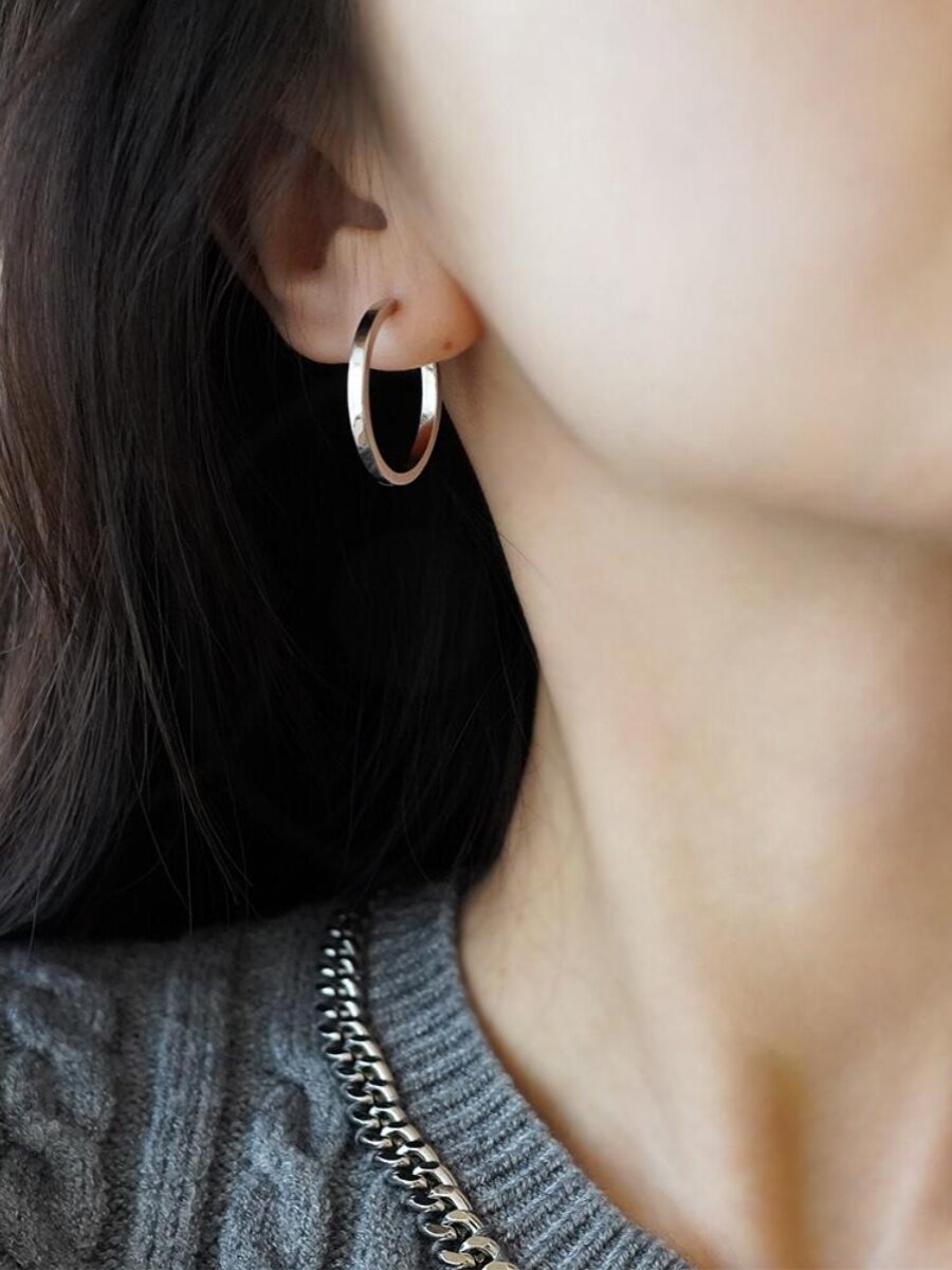 THE NEW 14K REAL GOLD ELECTROPLATED FRENCH PLAIN HOOP EARRINGS HAVE A NICHE DESIGN SENSE AND ARE FASHIONABLE AND VERSATILE