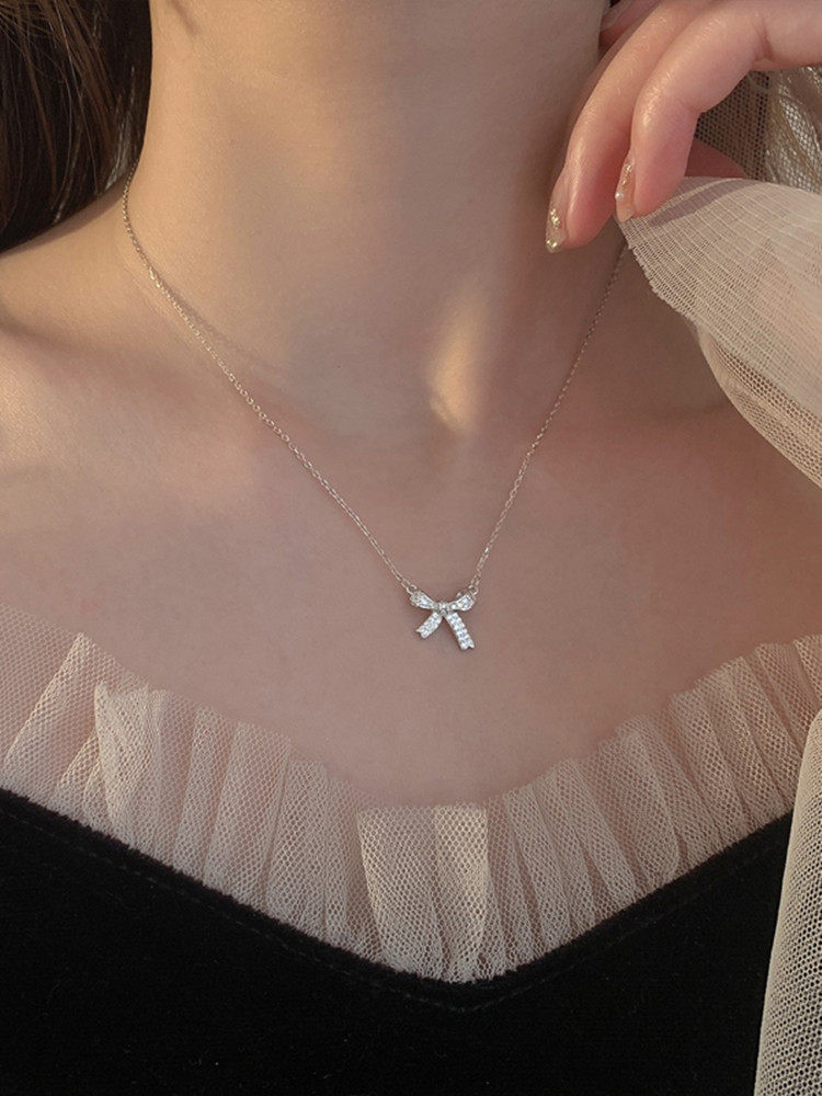 일본과 한국의 심플한  보우 목걸이 여성의 가벼운 럭셔리 틈새 디자인 하이 엔드 다목적 인터넷 연예인 기질 쇄골 체인