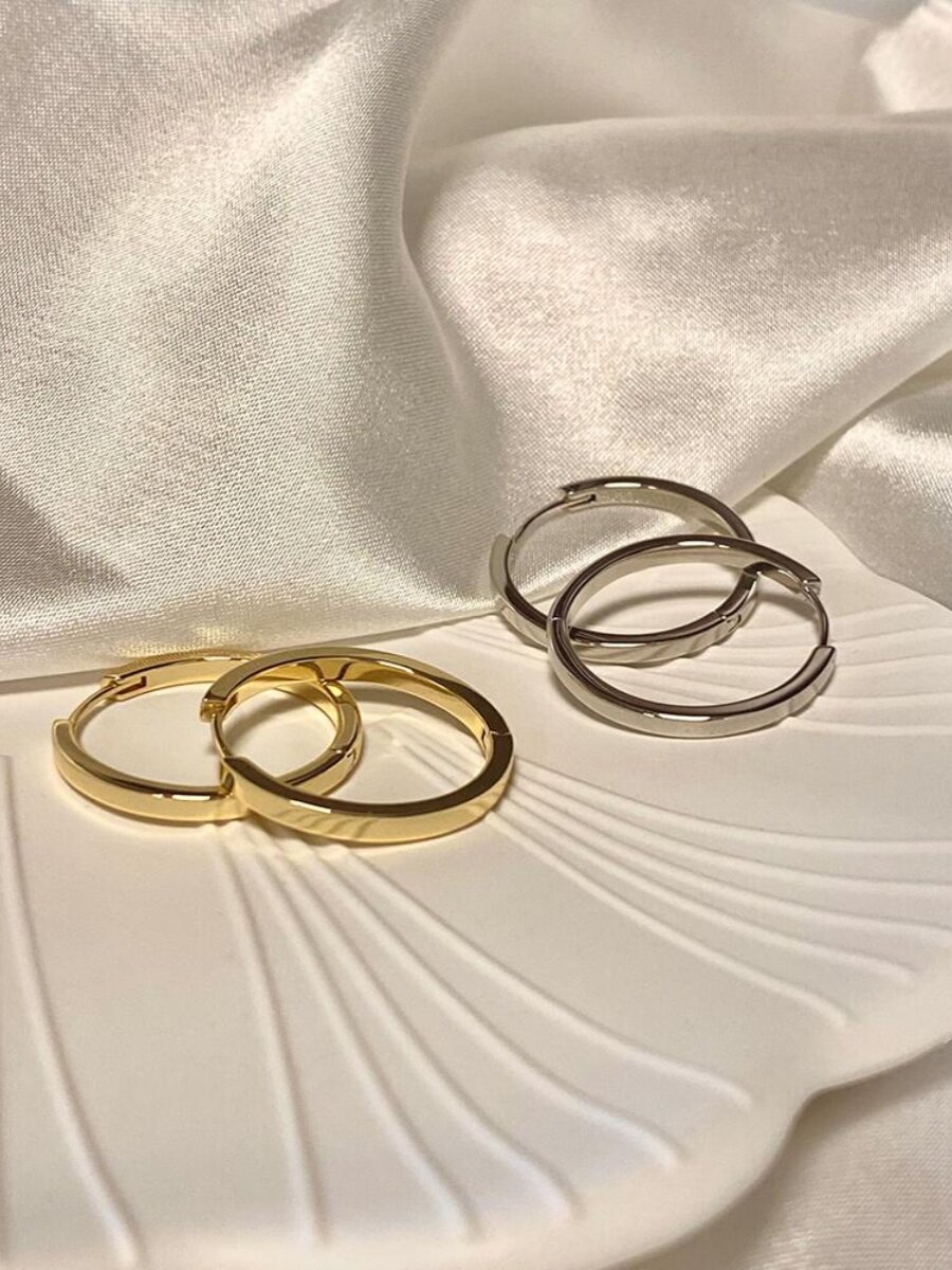 THE NEW 14K REAL GOLD ELECTROPLATED FRENCH PLAIN HOOP EARRINGS HAVE A NICHE DESIGN SENSE AND ARE FASHIONABLE AND VERSATILE