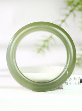 古晨和田玉湖水绿手镯