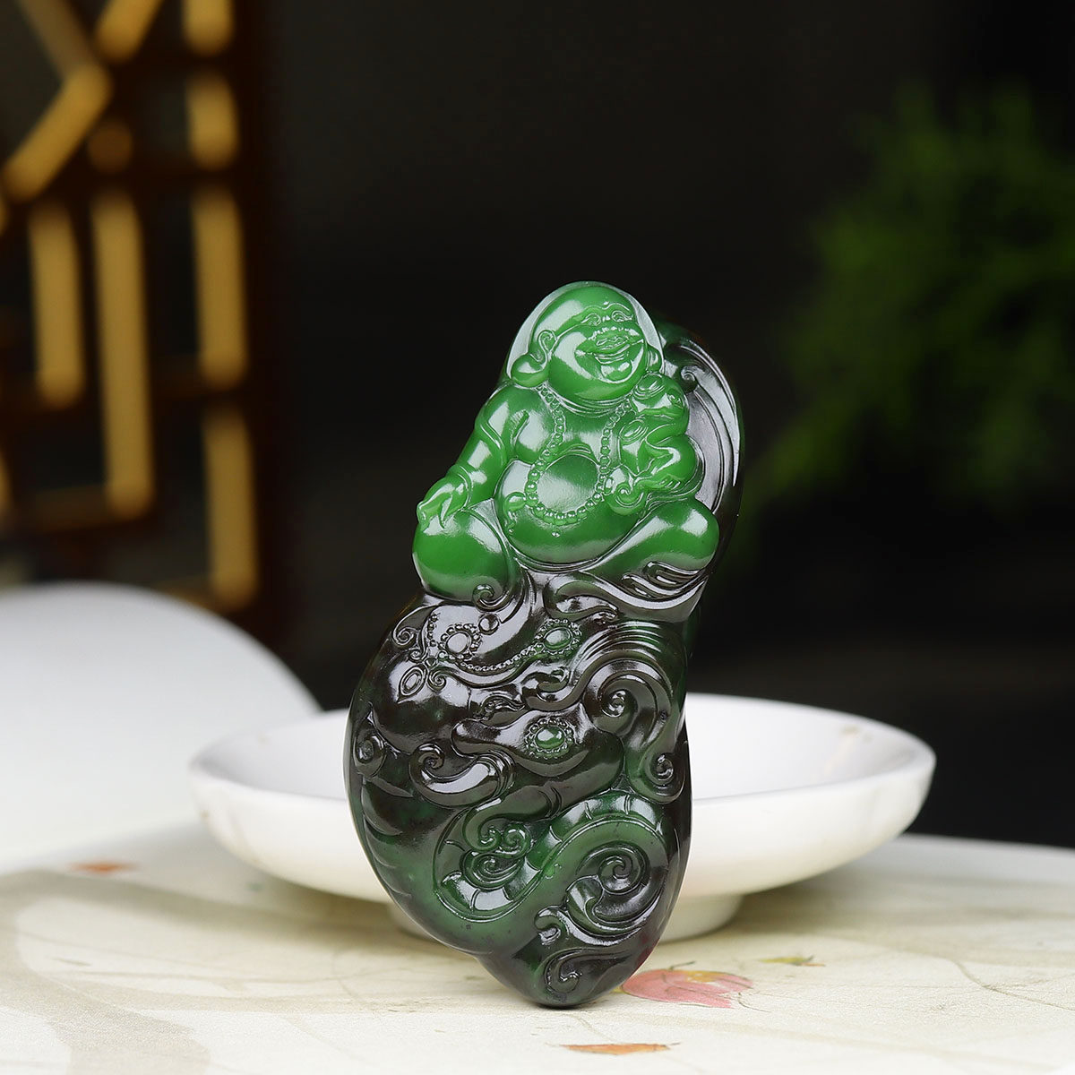 （古晨珠宝）俄罗斯和田玉菠菜绿聚红皮碧玉弥勒佛挂件吊坠60g