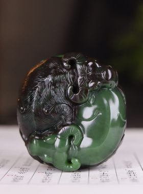 （古晨珠宝）俄罗斯和田玉碧玉聚红皮牛挂件玉坠吊坠扭转乾坤67g