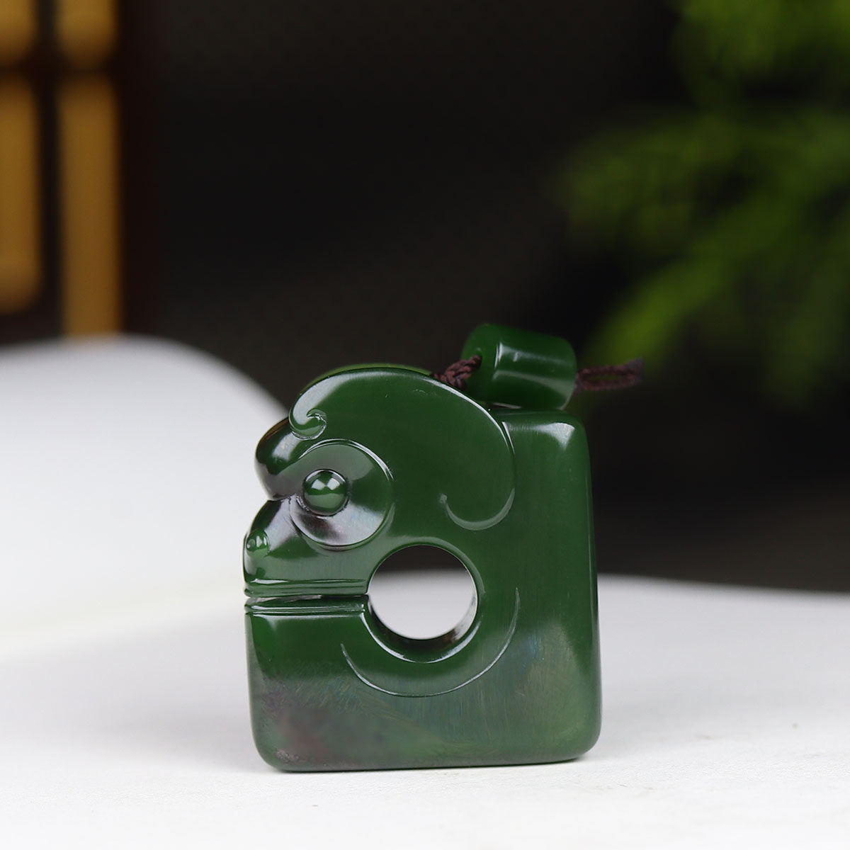 （古晨珠宝)俄罗斯和田玉菠菜绿聚红皮碧玉玉猪龙挂件吊坠玉坠28g