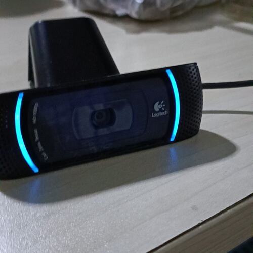 请询价罗技1080P高清摄像头 ，图2是插电脑上的拍摄情况 ，功能