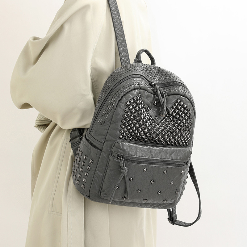 美式个性朋克风铆钉双肩包女时尚休闲旅行包高级感水洗软皮背包