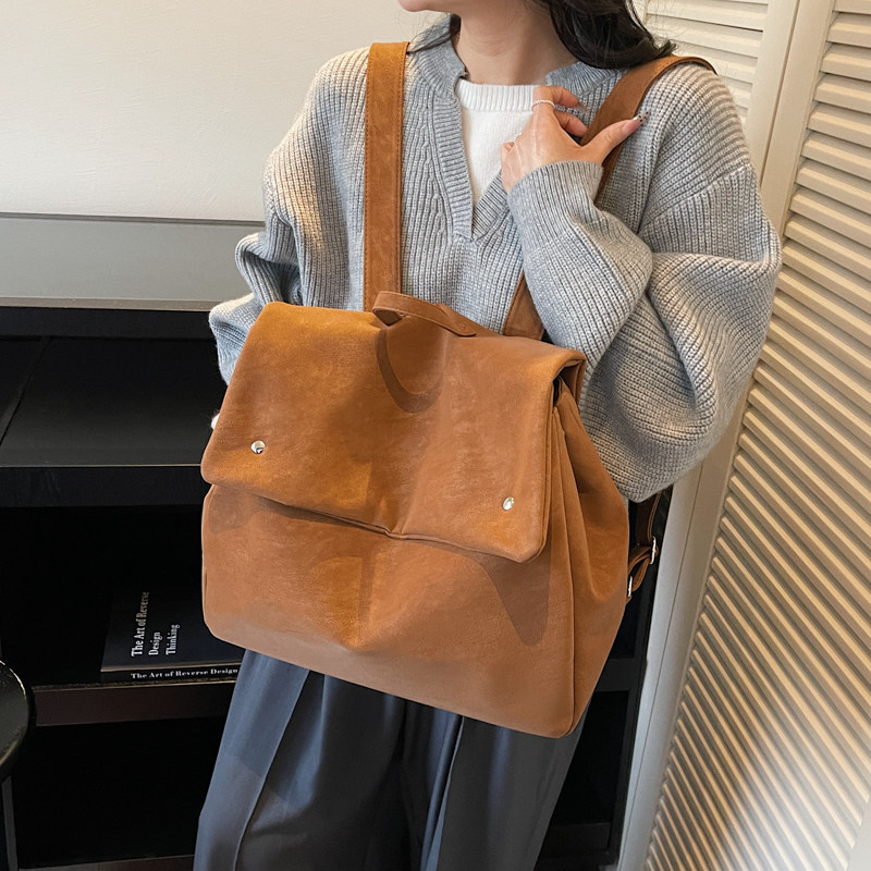 复古感翻盖邮差双肩包女大容量学院风书包简约通勤公文包旅游背包