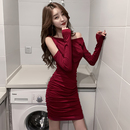 性感露肩斜肩紧身连衣裙秋冬钓系约会短裙收腰显瘦心机气质包臀裙