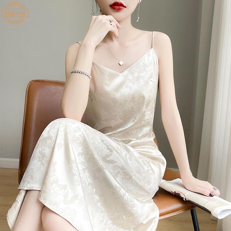 法式缎面仿真丝吊带连衣裙女夏V领醋酸提花裙子显瘦绸缎背心长裙