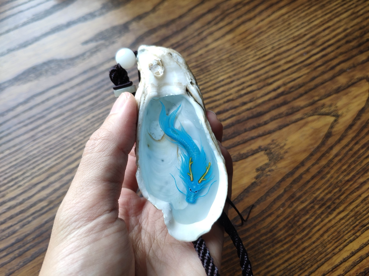生蚝壳蓝龙头鲤鳌鱼把玩件 手工艺品 盘龙阁琥珀绘amber painting