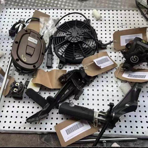 哈雷泛美1250杂件 油箱盖 后卡钳 边撑带支架 挂挡杆 等....