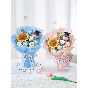 幼儿园毕业手钩针向日葵羊毛花束医生娃娃花完成礼物的孩子和女孩