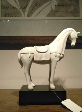 欧式风白色合成树脂招财装饰摆件