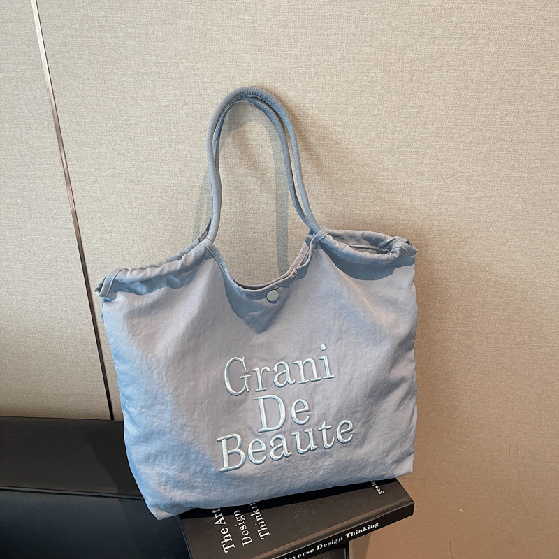 字母刺绣尼龙布托特包女2026新款大容量轻便通勤购物袋百搭手提包