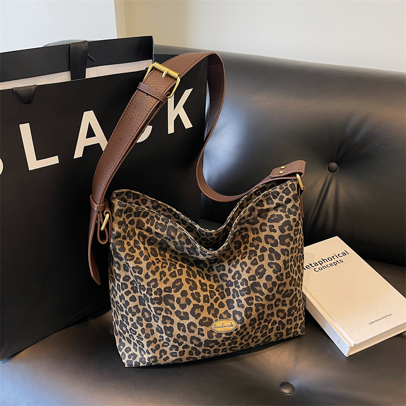 今年流行包包女2025新款百搭时尚豹纹女士单肩斜挎包大容量托特包