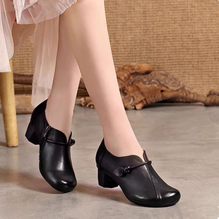 2026春秋新款粗跟单鞋女真皮软底中跟妈妈鞋民族风中老年女士皮鞋