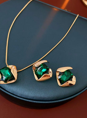 轻奢绿色水晶锁骨链女金色几何吊坠项链百搭颈链配饰