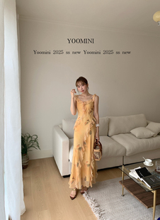 YOOMINI落日花房2025夏新款v领修身荷叶边流动感度假风长款连衣裙
