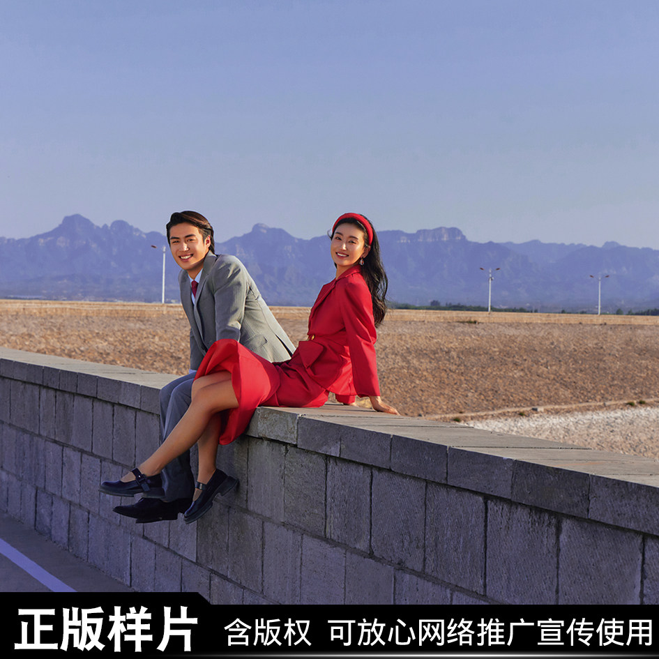 2025影楼外景婚纱照新款样片情侣版权城市旅拍怀旧复古街拍客样照