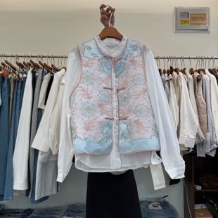 新中式重工刺绣花盘扣马甲女2026春季百搭祥云图案百搭减龄上衣