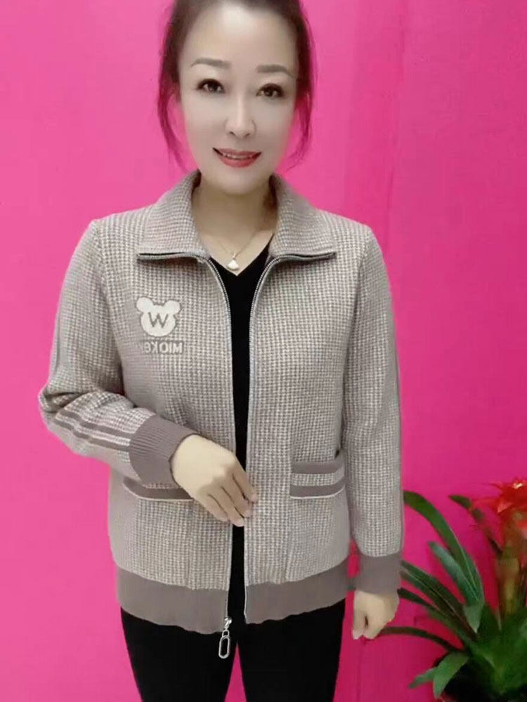 小熊刺绣洋气妈妈毛呢外套女秋冬宽松中老年女装短款字母开衫上衣
