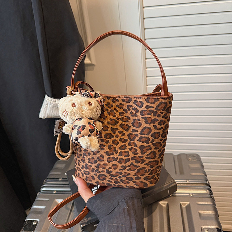 韩版小众豹纹手提包麂皮绒水桶包包女2026新款复古简约单肩斜挎包,箱包皮具/热销女包/男包,水桶包,淘宝优惠券,粉丝福利购,淘宝优惠卷