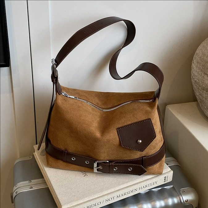 2026春季新款皮带潮流单肩包包女式时尚通勤斜挎包百搭撞色饺子包