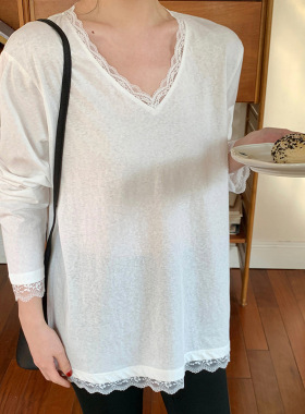 春秋法式白色蕾丝拼接打底衫V领长袖T恤女设计感宽松慵懒外穿上衣