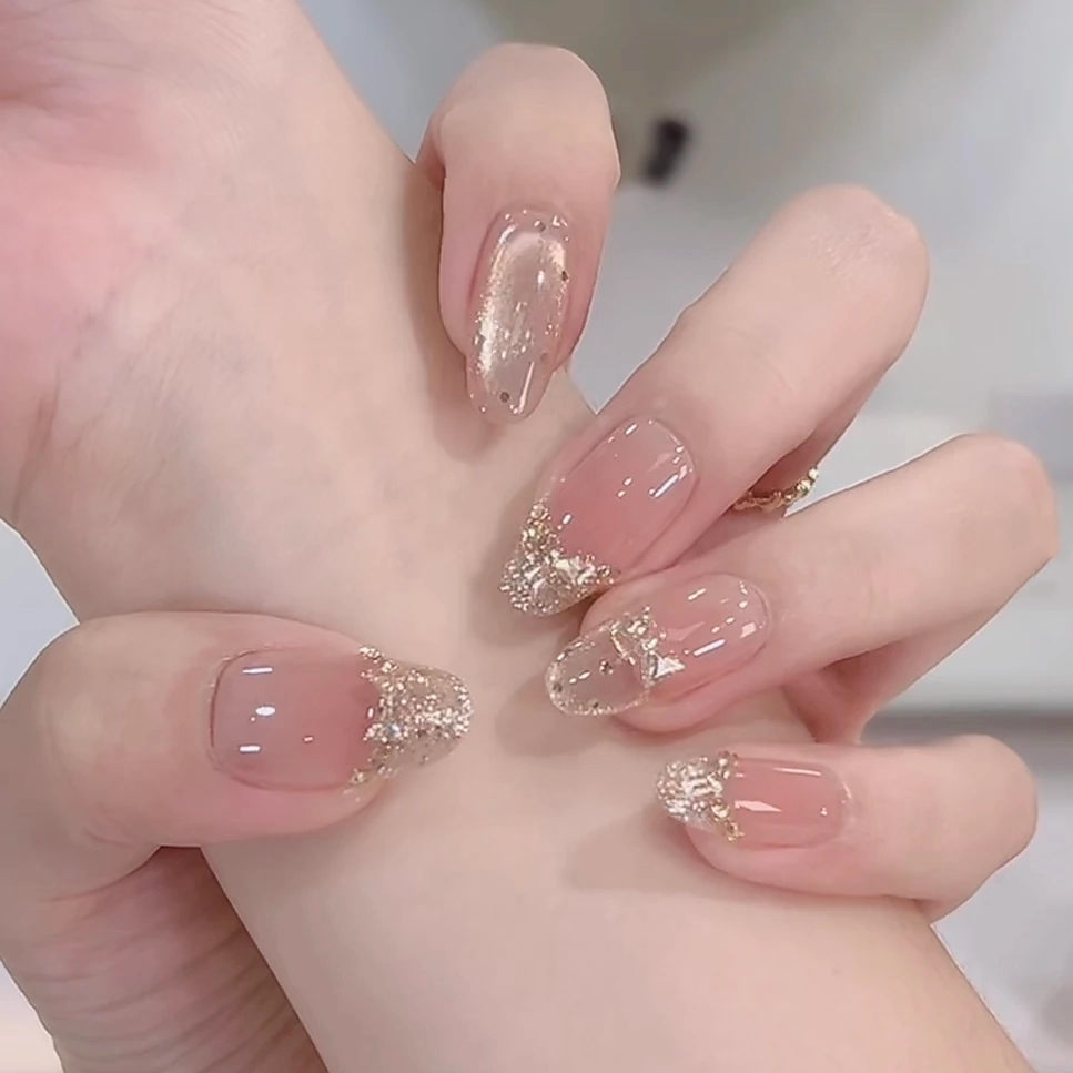 秋冬裸色渐变法式手工穿戴甲短款金色锆石爆闪猫眼显白穿戴美甲