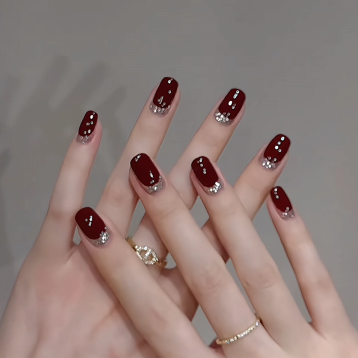 酒红碎金反法式美甲穿戴甲2025新款高级感秋冬季百搭短款美甲贴片,彩妆/香水/美妆工具,穿戴甲/甲片,淘宝优惠券,粉丝福利购,淘宝优惠卷